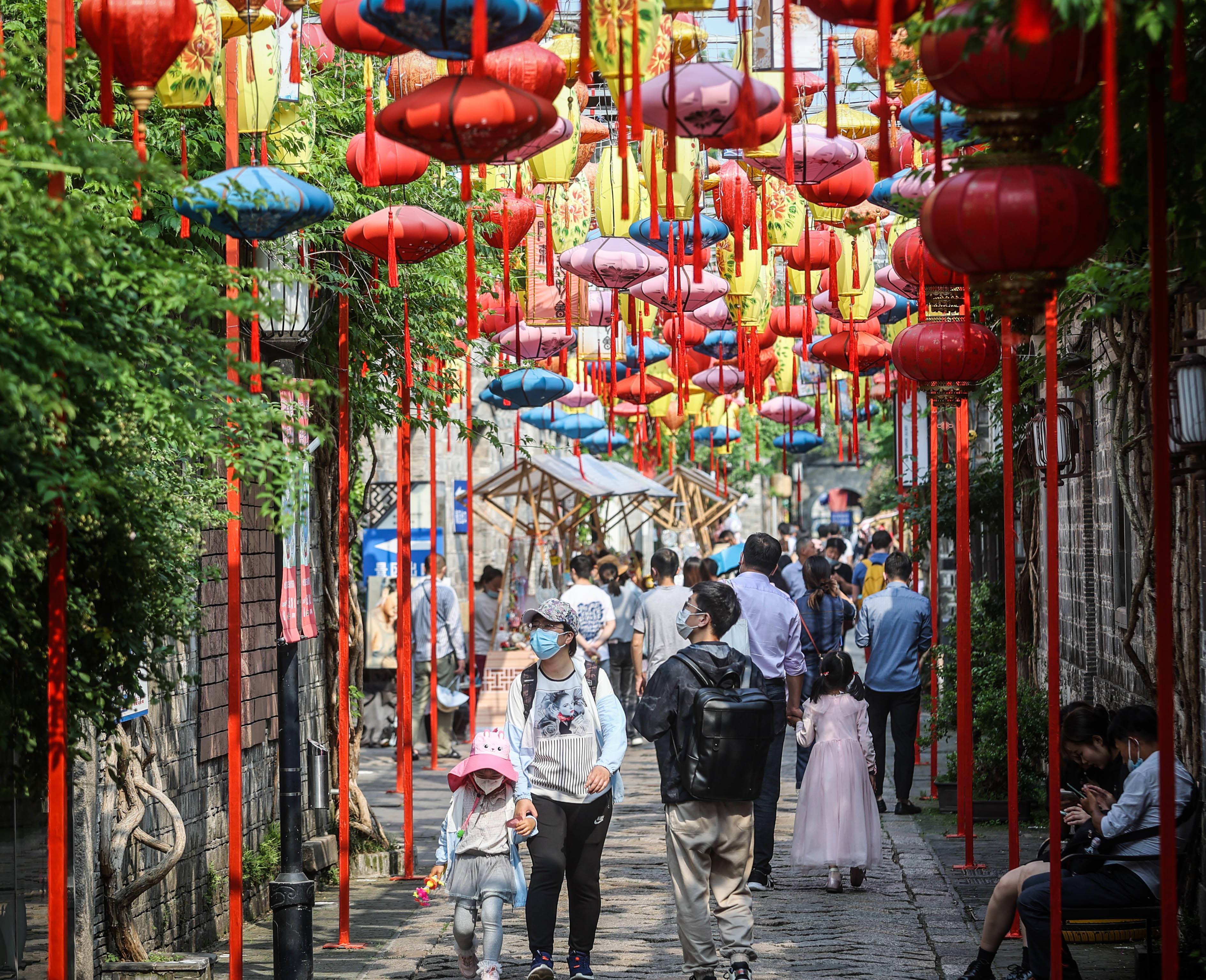 5月8日,天气晴好,在常态化疫情防控形势下,富有烟火气息的老门东景区