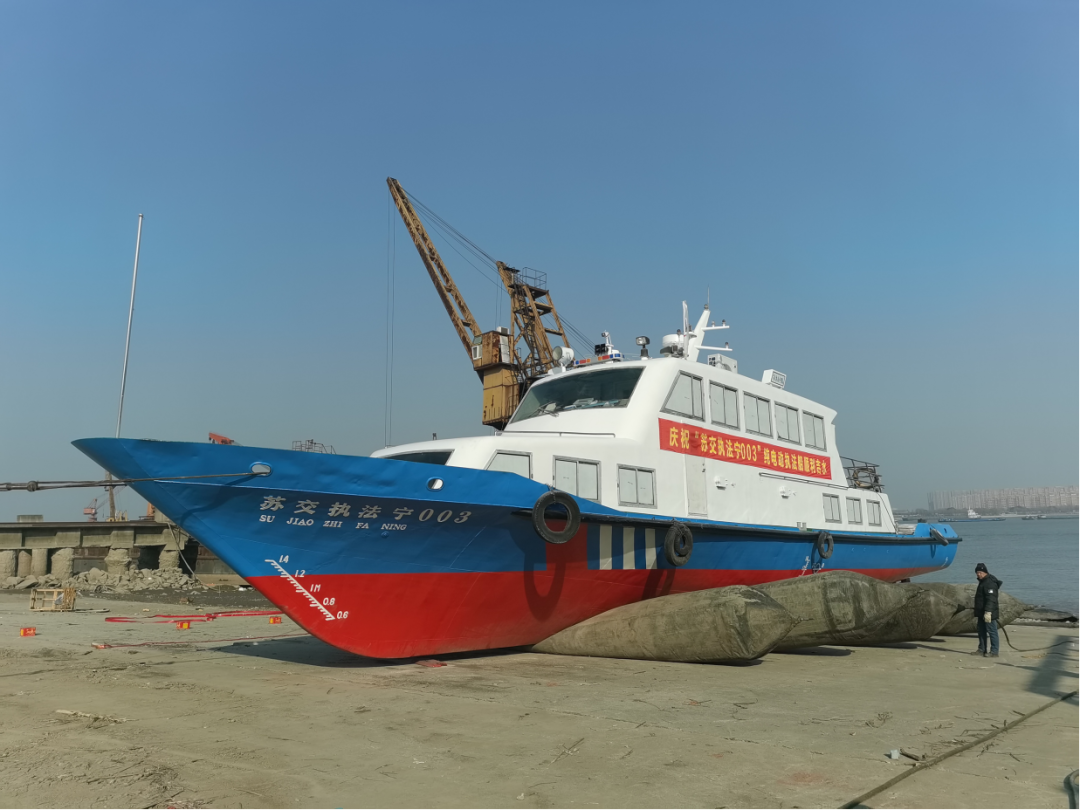 3月11日，江苏首艘纯电公务执法船“苏交执法宁003”下水。江苏船联新能源科技有限公司供图