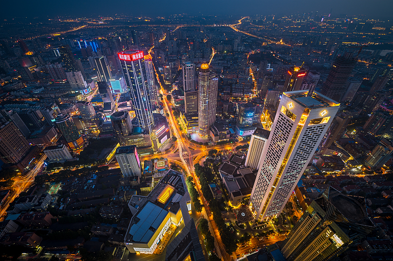 南京新街口商圈图源:视觉中国