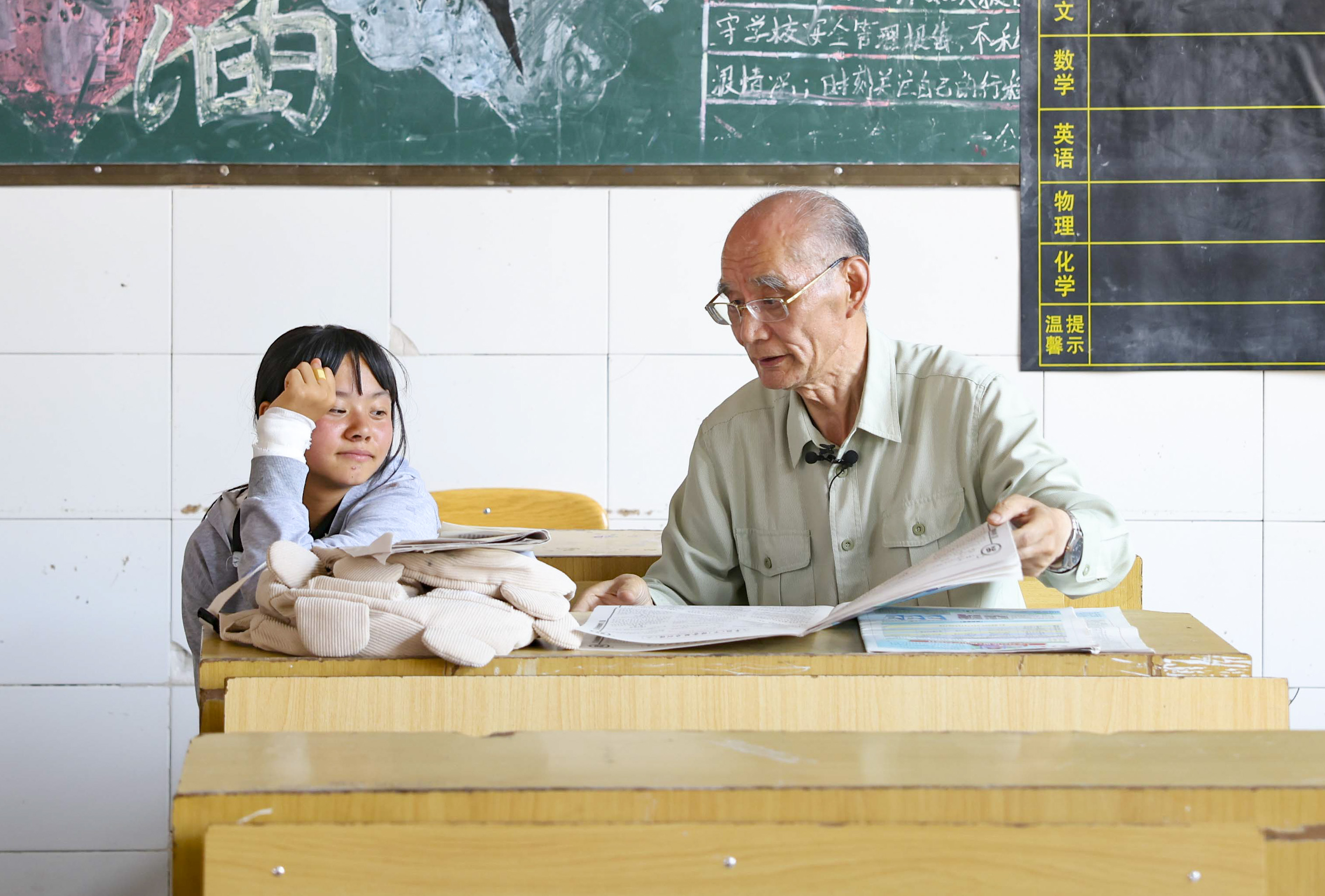 对于学生不懂的问题，孙宁生总是不厌其烦地指导。