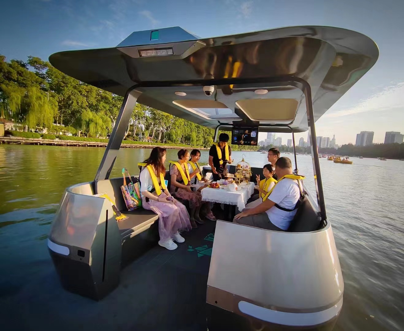 全国首款L4级自动驾驶游船亮相玄武湖。 受访方供图