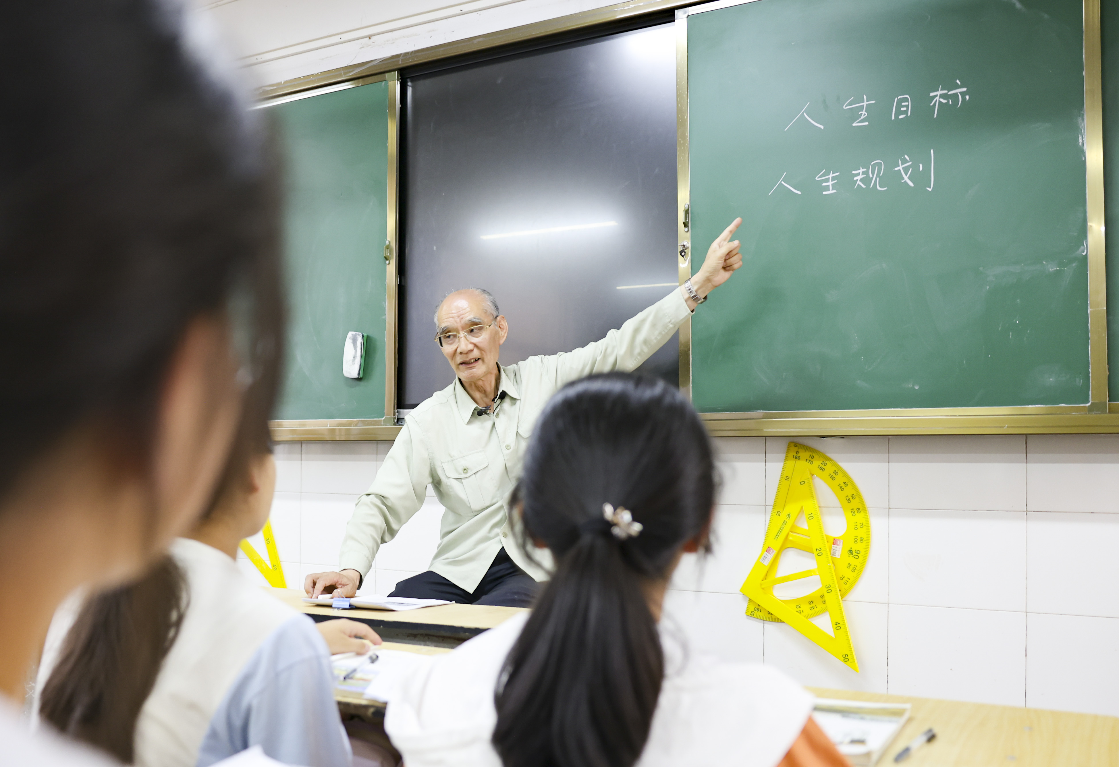 孙宁生在给学生上课。 南京日报/紫金山新闻记者 冯芃 摄