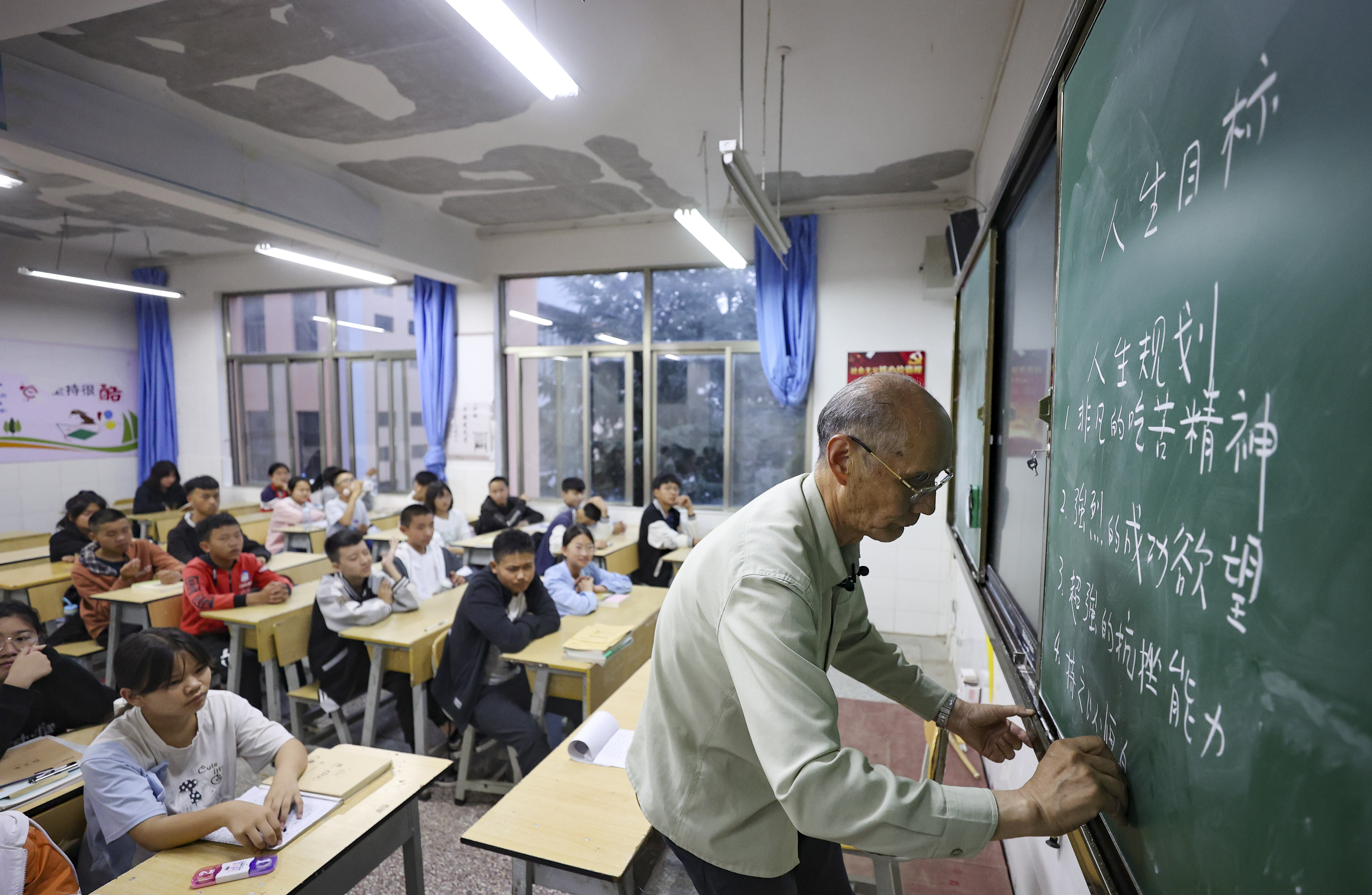 孙宁生在给新升入初三的学生上“人生目标、人生规划”主题班会。11年来，他会在开学第一周给所有初三学子讲述自己的学习经历，激起大家学习的斗志，这已成为这个编外老师的“开学第一课”。