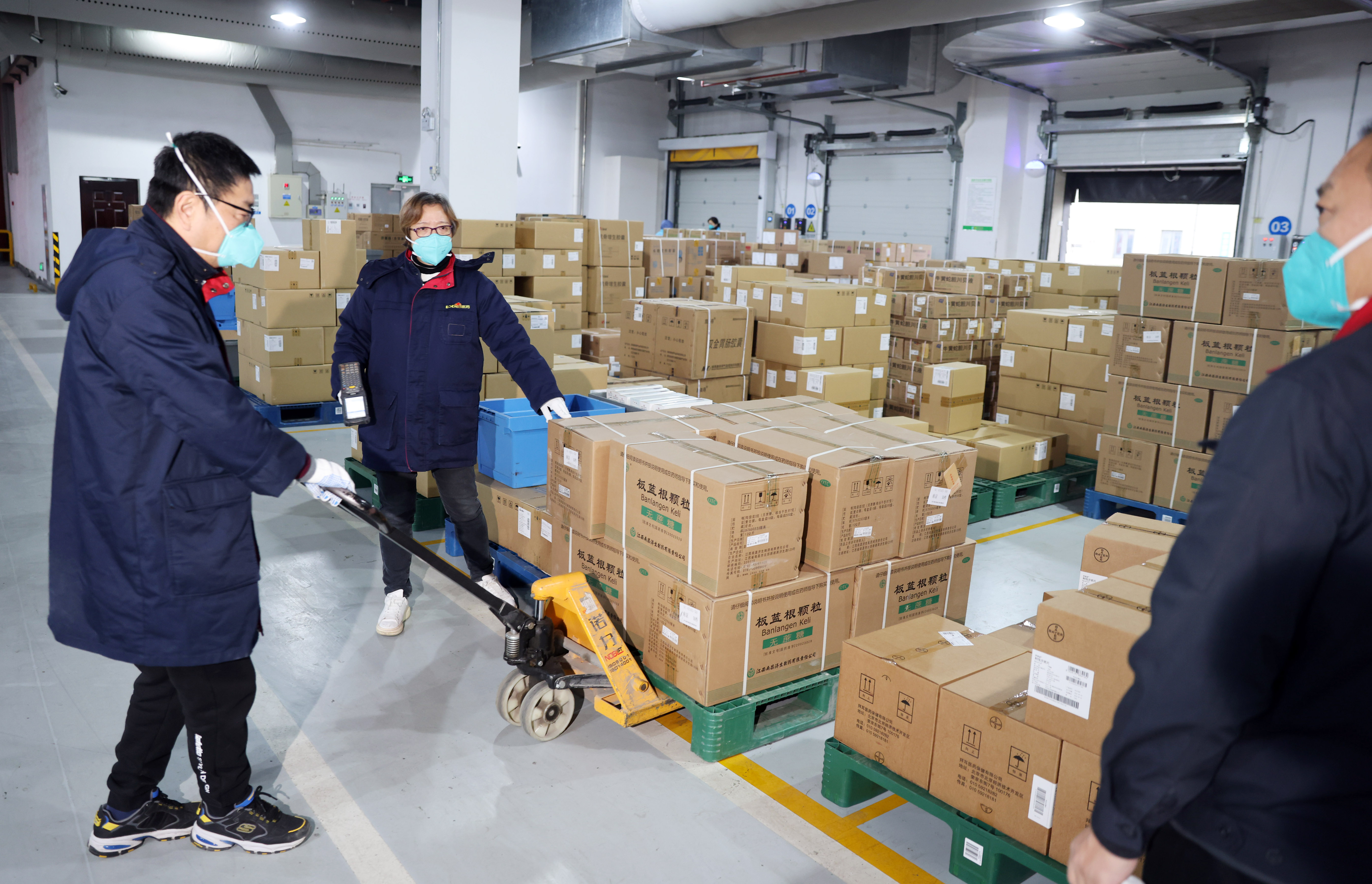 昨天,南京医药公司中央物流中心工作人员,正在配送紧急保供药品