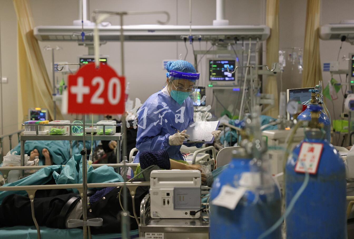 2022年12月28日夜间，医护人员在江苏省人民医院急诊抢救室救治患者。