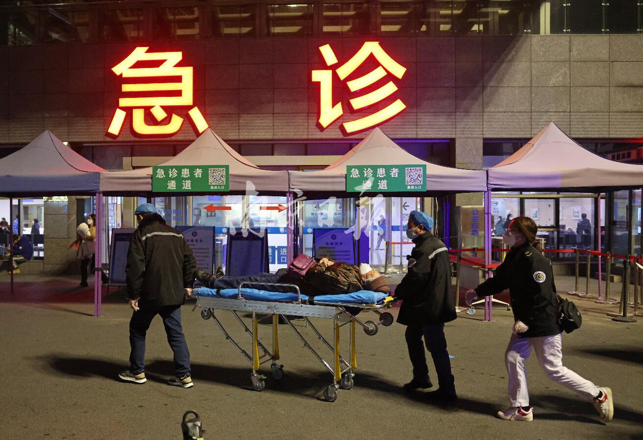 2022年12月28日夜间，江苏省人民医院急诊，120急救人员运送患者入院。