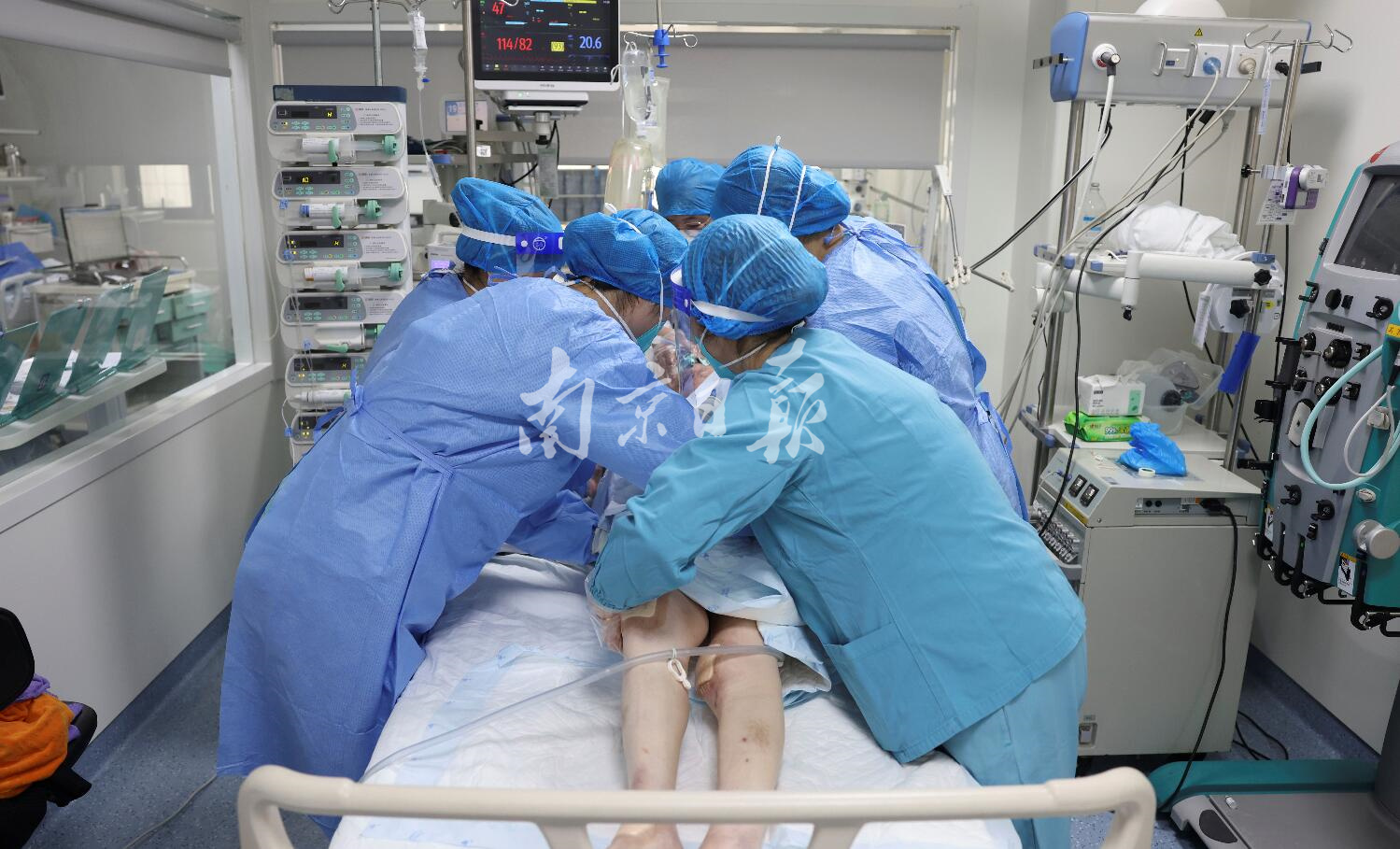 二〇二二年十二月二十九日，南京医科大学第二附属医院重症监护病房(ICU)，医护人员在抢救危重症患者。