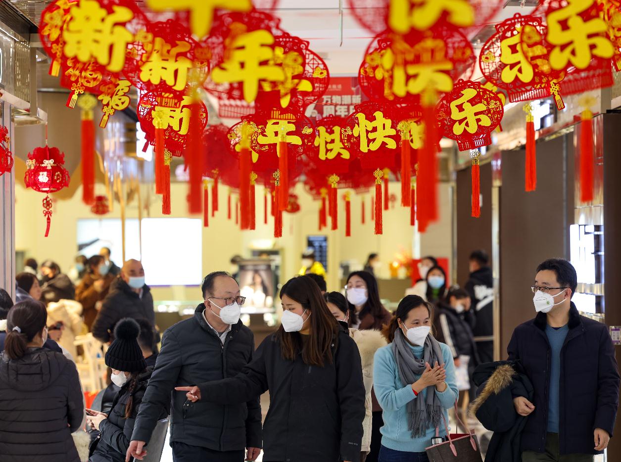 众多市民在南京新街口商圈的商场里逛街、购物。南京日报/紫金山新闻记者 段仁虎 摄