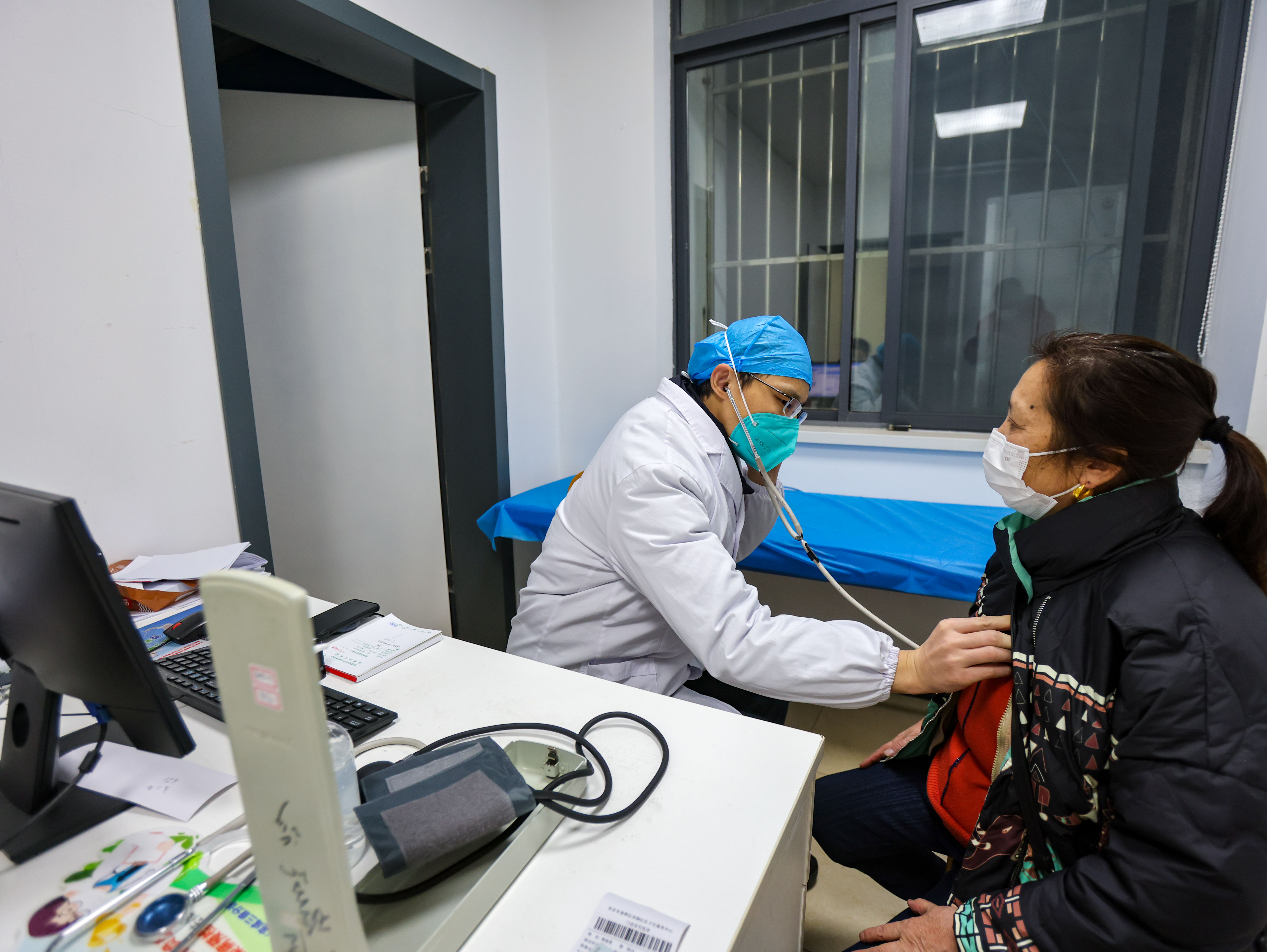 1月1日深夜，市民在社区卫生服务中心夜间诊室就医。南京日报/紫金山新闻记者 段仁虎 摄