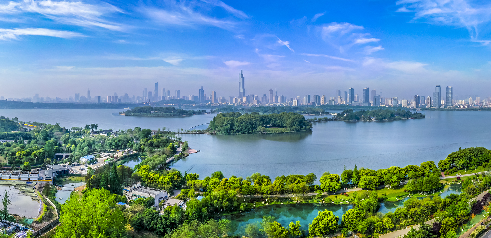 蓝天白云下的南京，山水城林美景如画。南报融媒体记者 董家训摄