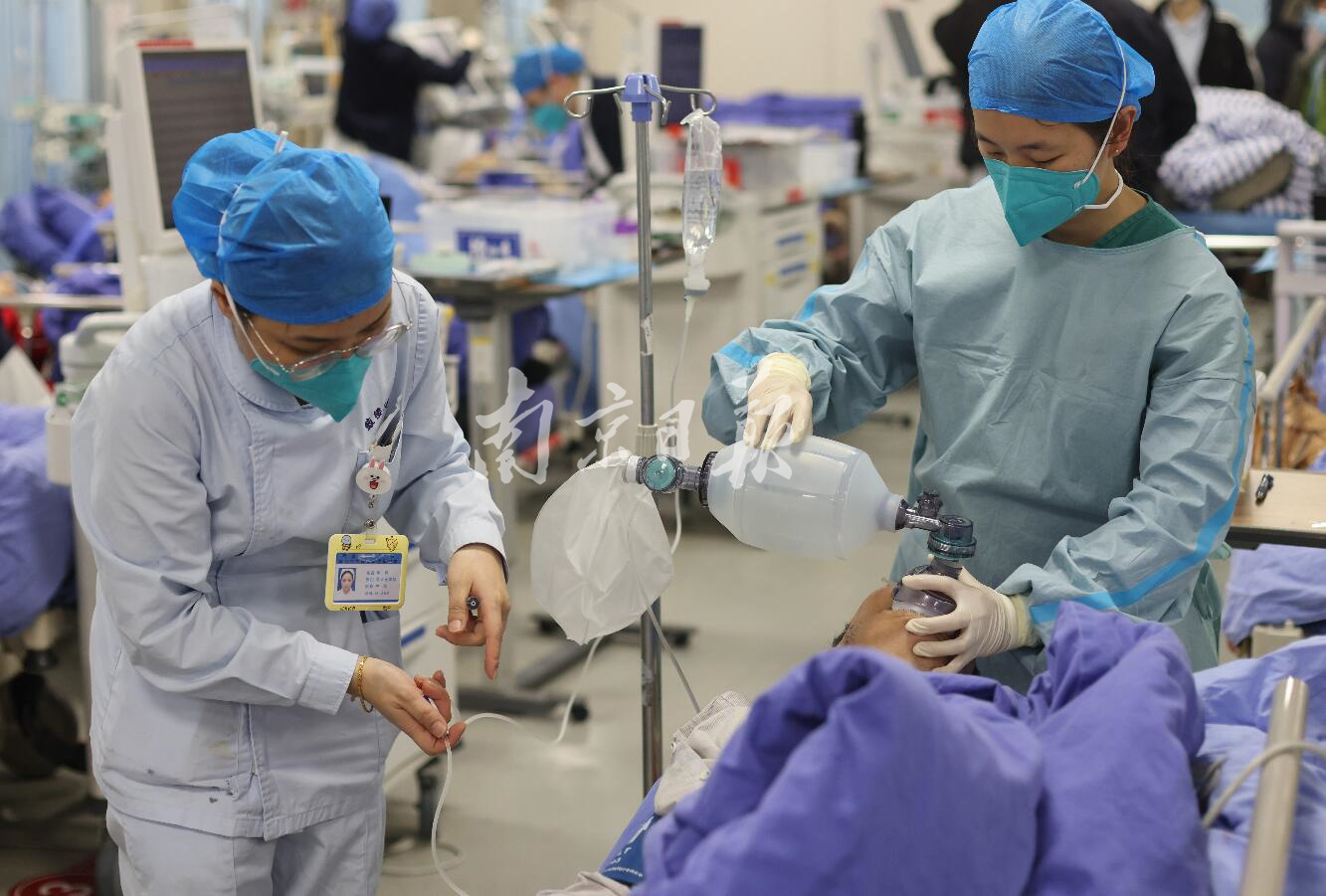 2022年12月24日，鼓楼医院急诊科医护人员正在抢救患者。