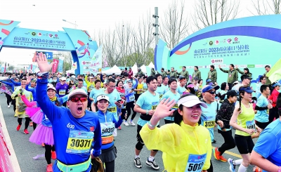 3月19日，2023南京浦口马拉松暨全国女子半程马拉松锦标赛（南京站）在浦口兰溪公园鸣枪开跑。南京日报/紫金山新闻记者 孙中元 摄 