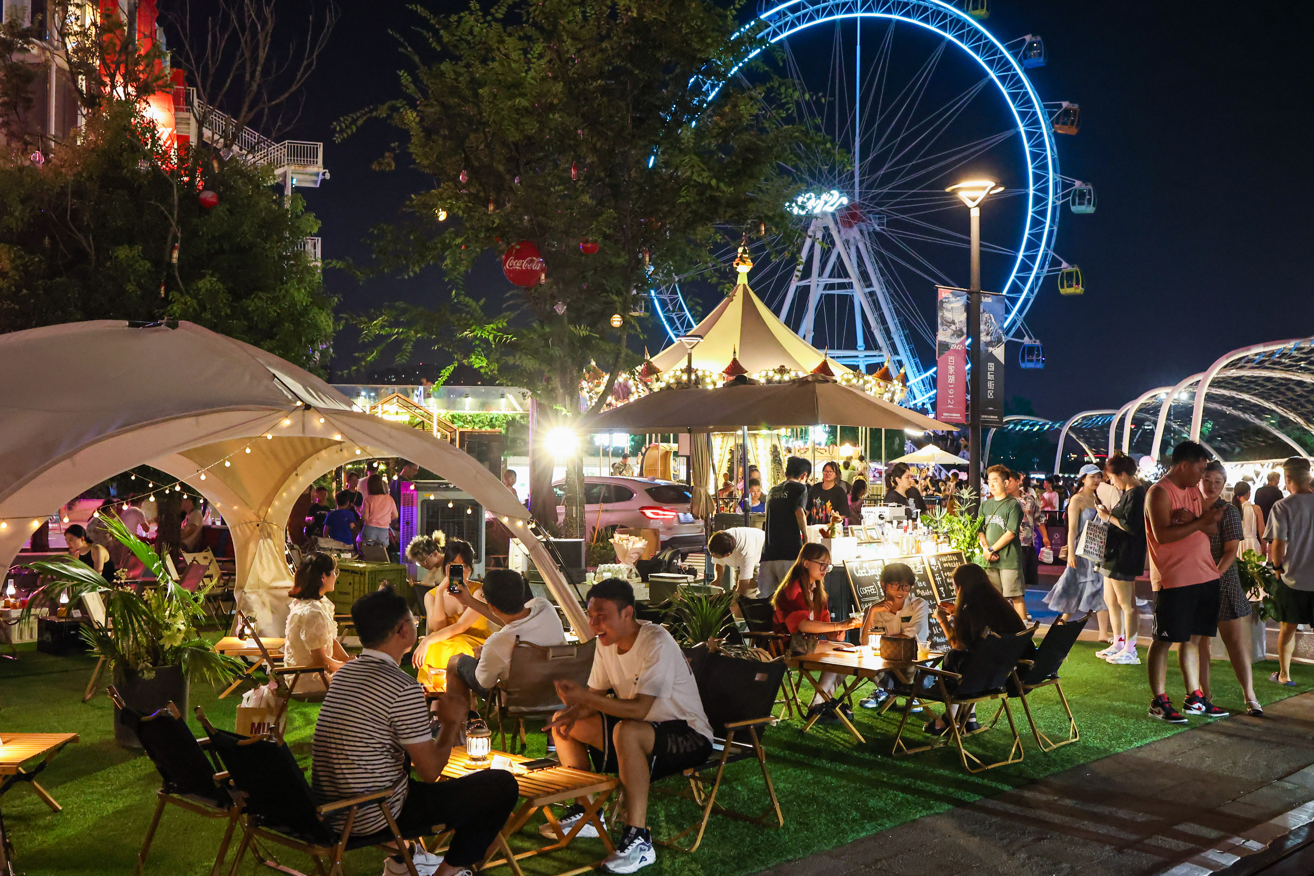 街区夜市好热闹