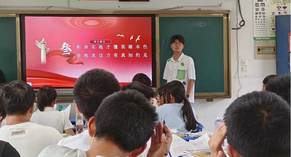 图为队员向中学生宣讲红色历史。 刘正才 供图