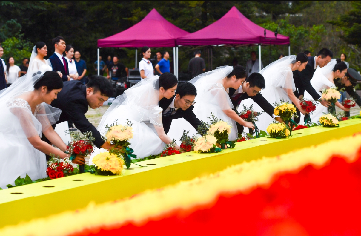 南京市新婚夫妇向革命烈士献花活动举行。南京日报/紫金山新闻记者 孙中元 摄