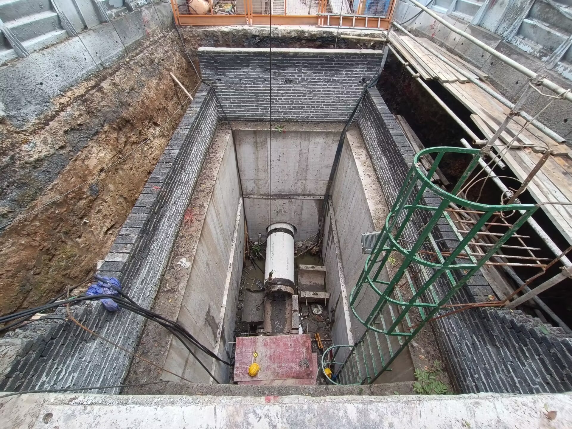 顶管技术应用，实施地下污水管建设。