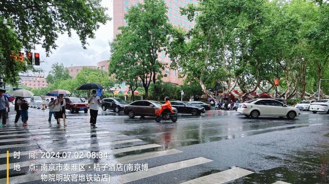 南京中山东路清溪路路口雨中情景。受访者供图