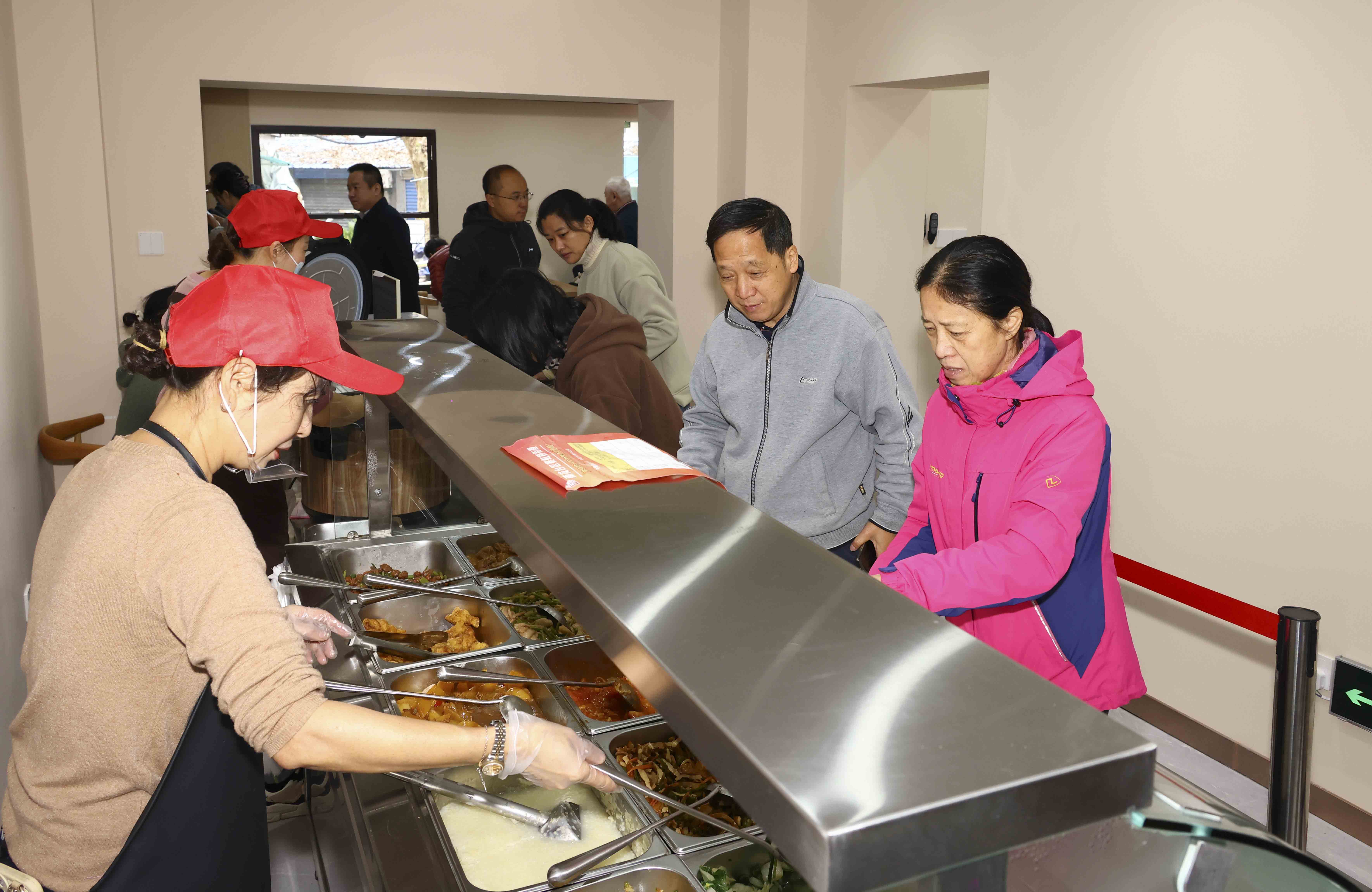 市民在社区食堂就餐。通讯员 樊丽 南京日报/紫金山新闻记者 冯芃摄