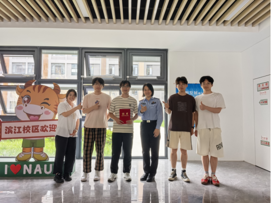 为曾科研送奖