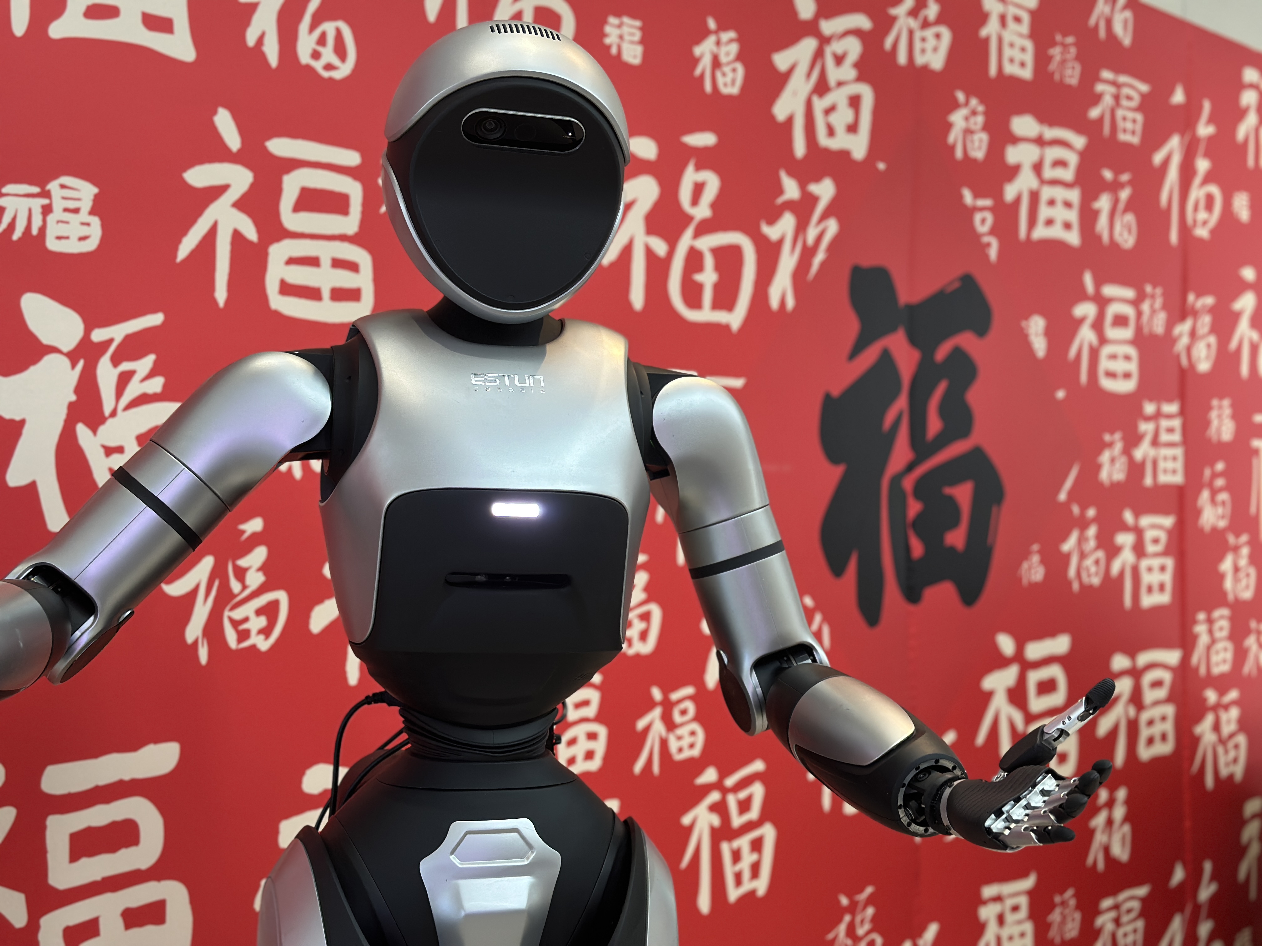 今年春运期间，南京埃斯顿自动化股份有限公司的人形机器人酷卓Codroid 01也成为南京南站候车室的“网红”。在南京南站，机器人成了“迎宾员”。通讯员 陈欣苇 南京日报/紫金山新闻记者 张希