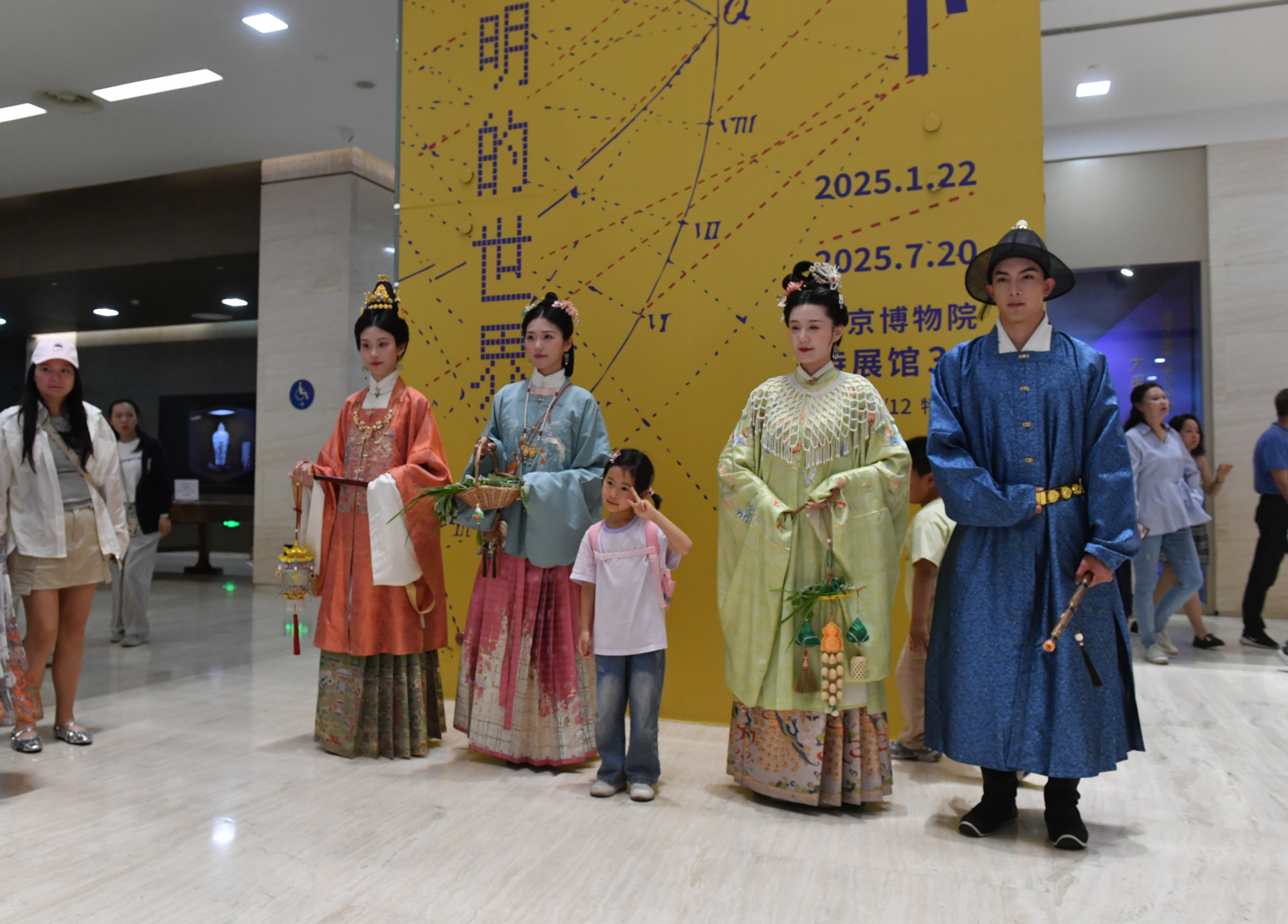 图为市民在现场合影留念。 南京日报/紫金山新闻记者 董家训 摄