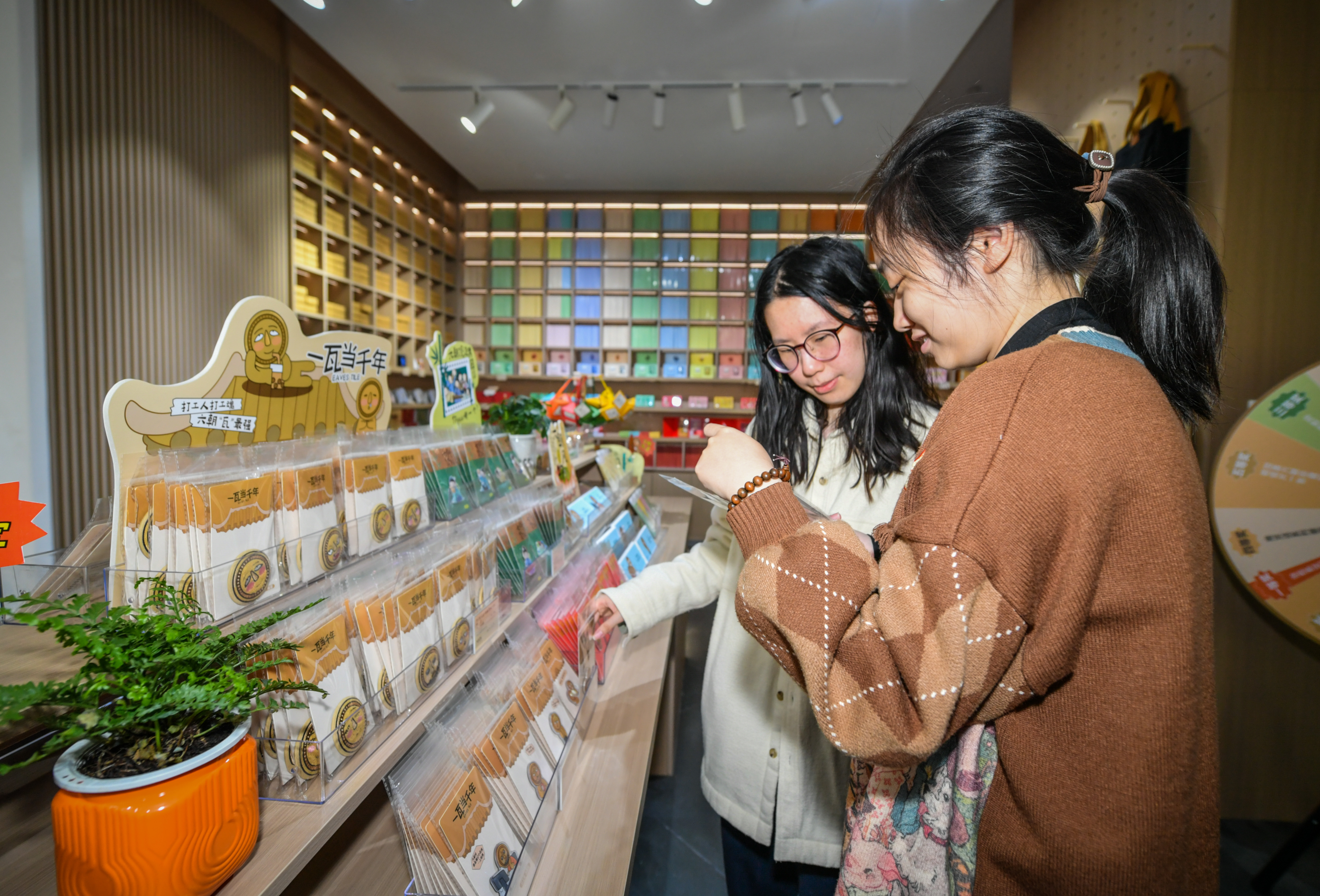 近日，六朝博物馆旗下时间地图・六朝文品致物馆焕新开业，超 400 件全新六朝文创首次与公众见面。南京日报/紫金山新闻记者 董家训 摄