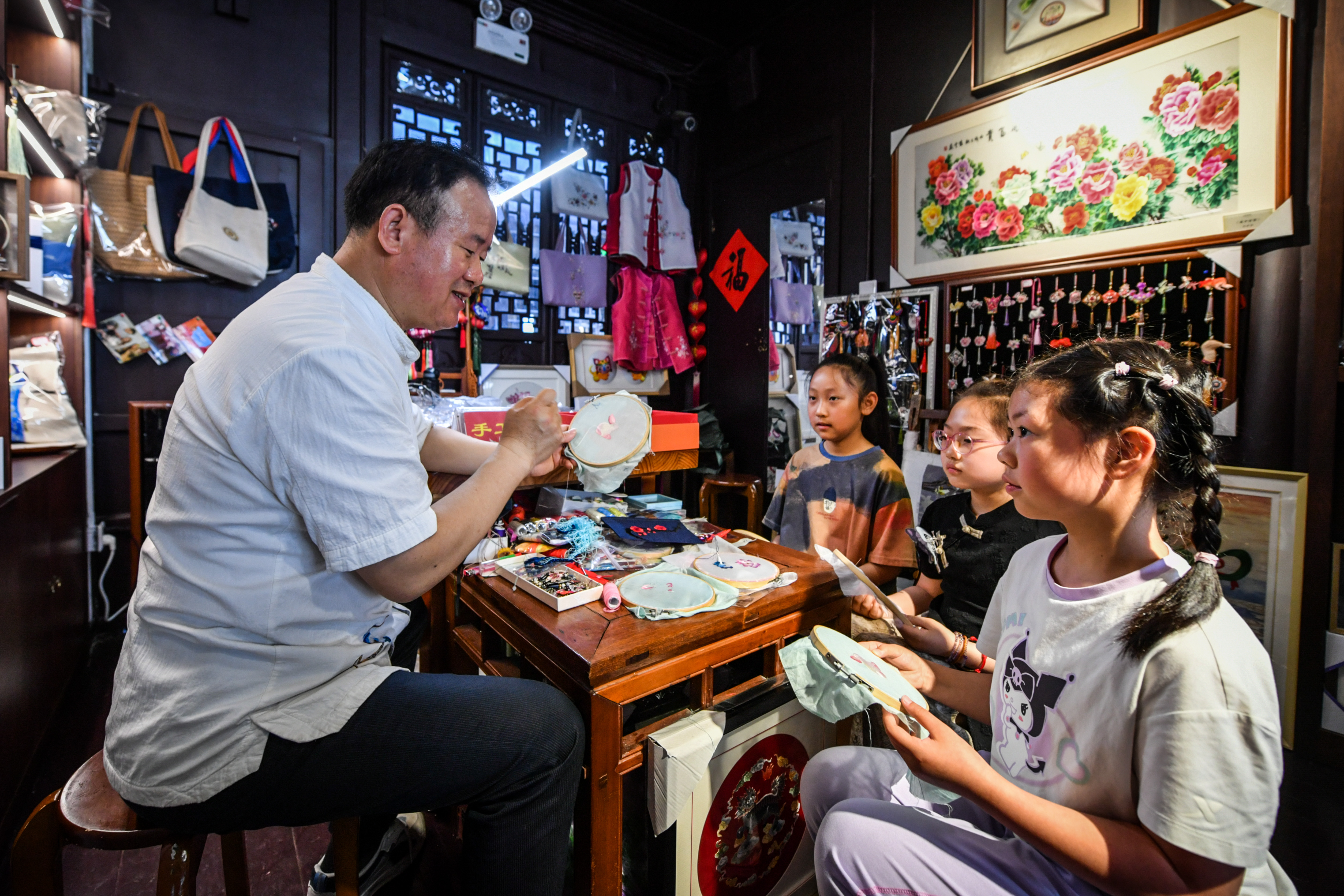 “五一”假期，南京民俗博物馆热闹非凡，众多市民游客纷至沓来。南京日报/紫金山新闻记者 董家训 摄
