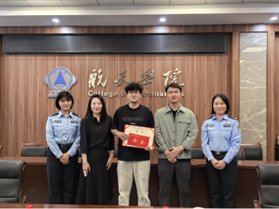 为张康怡送奖
