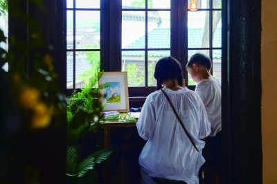 黄春租下村里一处老房子，改造成一家人的生活空间，闲暇时在这里做饭、辅导孩子功课。