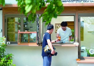 “有迹可循”主理人在铭将做好的咖啡递给客人。