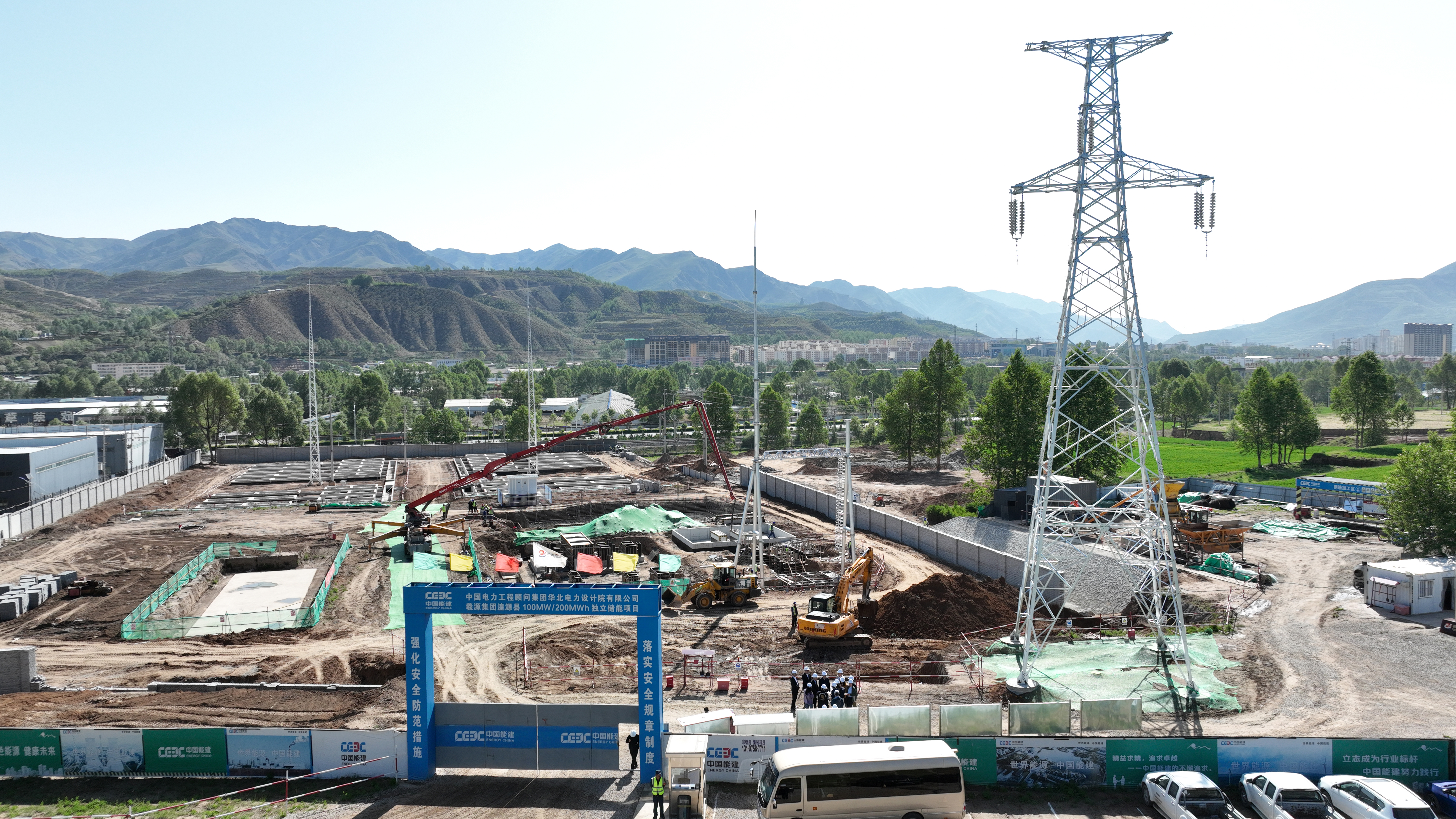 義源集团湟源县 100MW/200MWh独立储能项目施工现场一派繁忙景象。