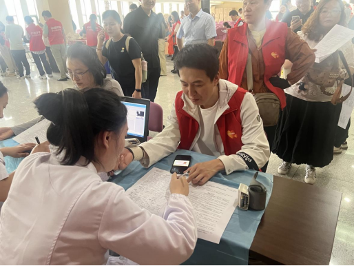 （图为平安融易志愿者参与献血）