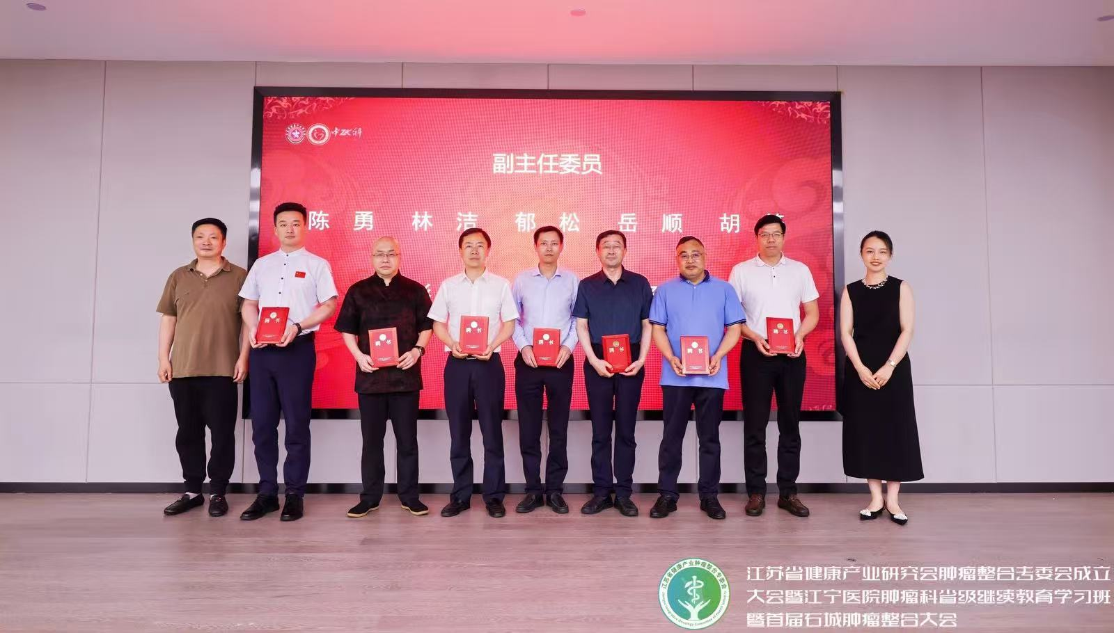 研究会彭雅娟执行秘书长和专委会张全安常务副主委为当选副主委颁发聘书。