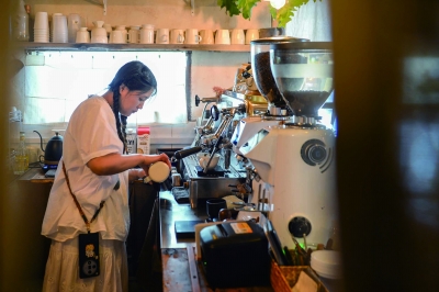 “南风小屋”主理人黄春在做咖啡。