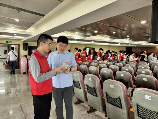 （图为平安融易志愿者开展金融消保宣教活动）