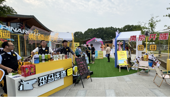 ▲服务消费季活动现场，美团安心学、歪马送酒市集吸引市民和游客参与（佳音摄）