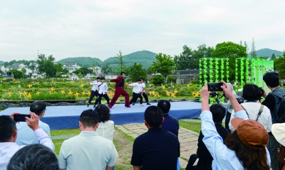 5月31日，在铭受社区邀请，在2025南京艺术节“文艺赋美乡村”活动发布会上表演街舞，引得游客和村民围观拍照。