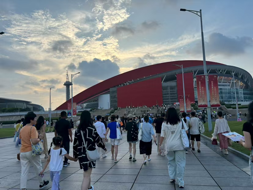7月12日，众多外地歌迷赶到南京奥体中心听林忆莲演唱会。