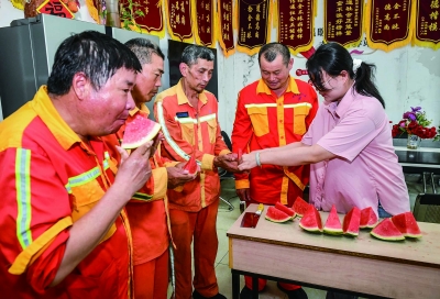 给环卫工送清凉