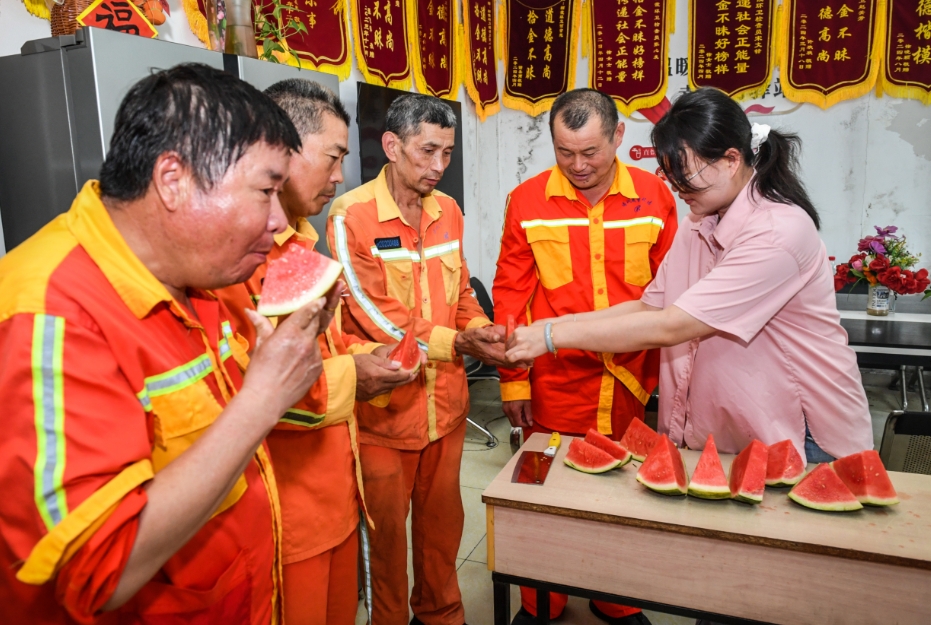 给环卫工送清凉