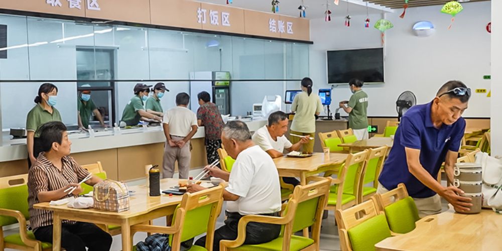 银发助餐点：老人享清凉温情