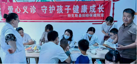 图（中间）为李红叶。
