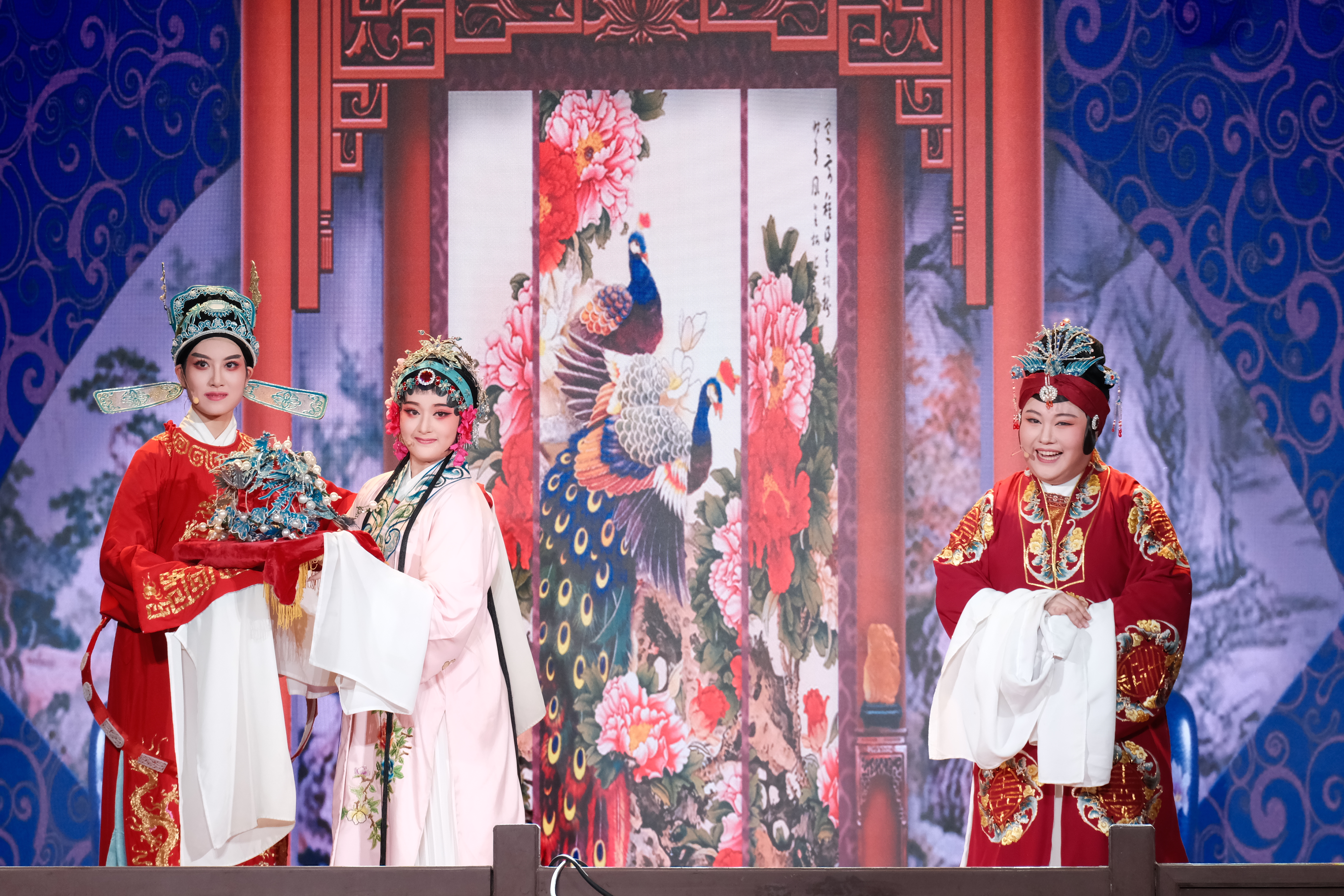 熙南里街区，南京市越剧团带来折子戏《碧玉簪·送凤冠》。 南京市越剧团供图
