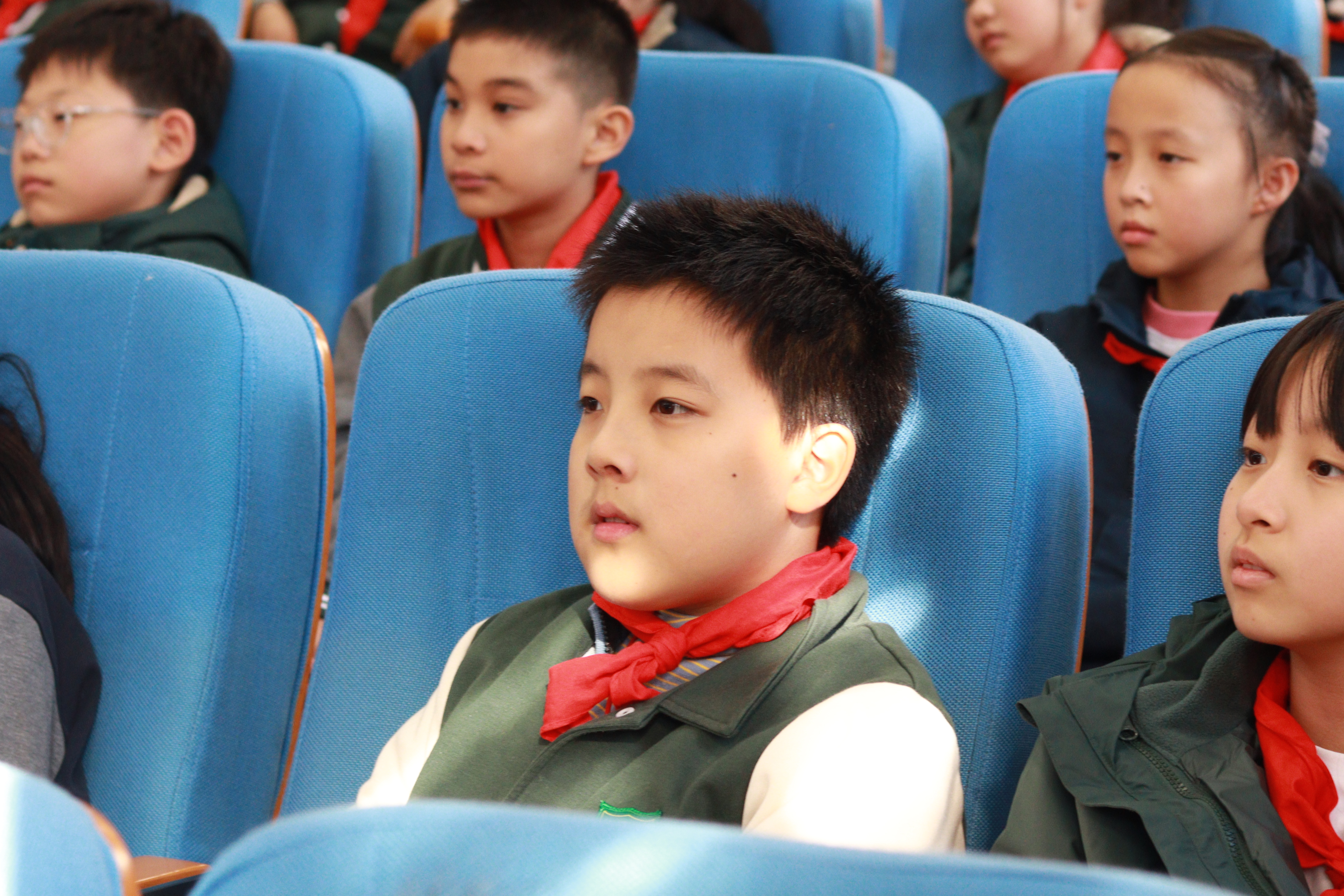 现场认真听课的学生。