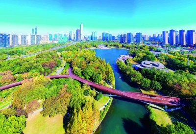 “水晶天”再现 城市“绿肺”美不胜收