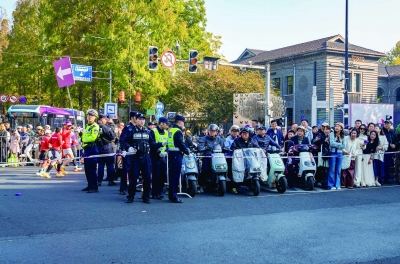 交警护送行人穿越“南马”赛道的视频火了