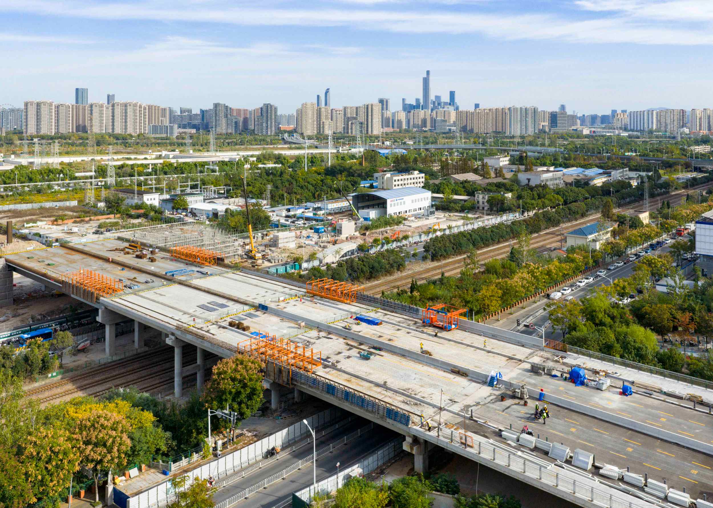 岱山中路北延工程   涉铁段全线架通