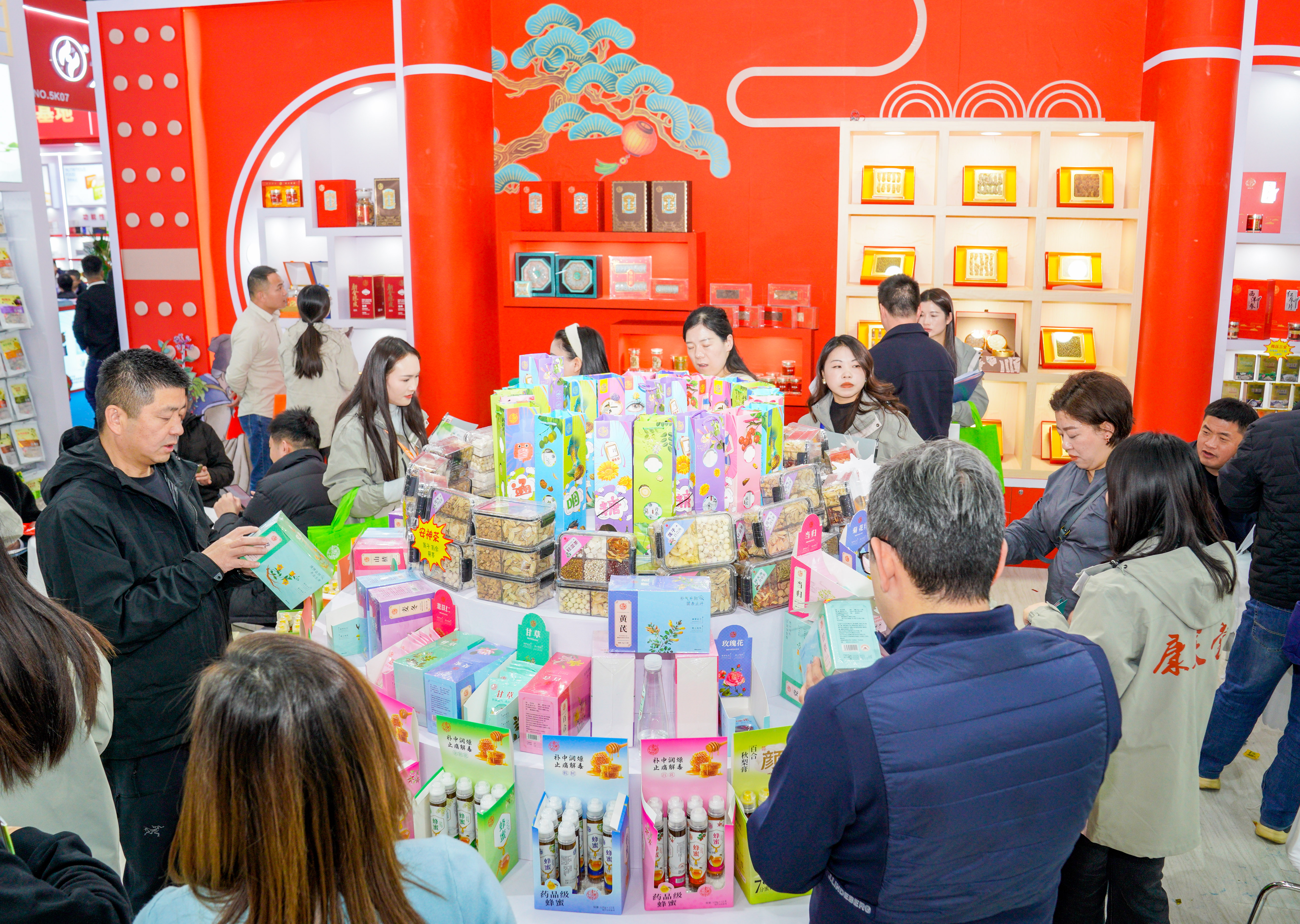 图为展会现场，中药饮片商品广受关注。南京日报/紫金山新闻记者 戚珂嘉 摄