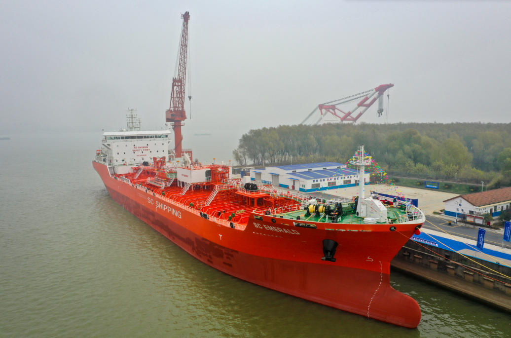 “南京造”万吨化学品船交付