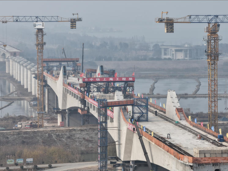沪宁合高铁南京特大桥跨蒿子圩撇洪沟连续梁拱桥主跨合龙